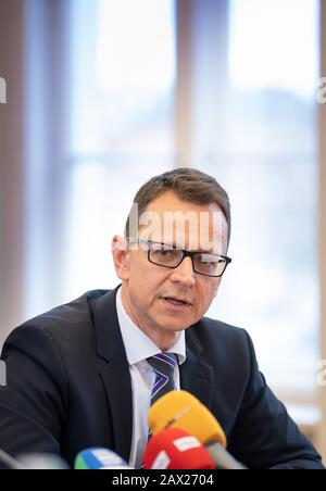 Potsdam, Deutschland. Februar 2020. Jörg Müller, neuer Leiter des Verfassungsschutzamtes in Brandenburg, spricht während einer Pressekonferenz im Innenministerium. Kredit: Soeren Stache / dpa-Zentralbild / ZB / dpa / Alamy Live News Stockfoto