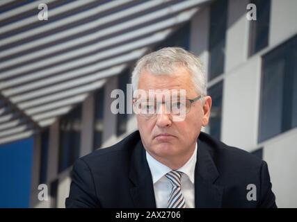 Potsdam, Deutschland. Februar 2020. Tillmann Stenger, Vorsitzender des Vorstandes der Investitationsbank des Landes Brandenburg (ILB), während der jährlichen Pressekonferenz der ILB. Kredit: Soeren Stache / dpa-Zentralbild / ZB / dpa / Alamy Live News Stockfoto