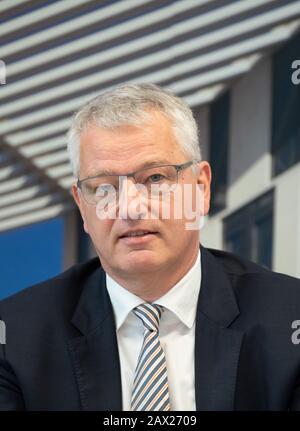 Potsdam, Deutschland. Februar 2020. Tillmann Stenger, Vorsitzender des Vorstandes der Investitationsbank des Landes Brandenburg (ILB), während der jährlichen Pressekonferenz der ILB. Kredit: Soeren Stache / dpa-Zentralbild / ZB / dpa / Alamy Live News Stockfoto
