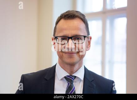 Potsdam, Deutschland. Februar 2020. Jörg Müller, der neue Chef des Verfassungsschutzamtes in Brandenburg, spricht vor einer Pressekonferenz im Innenministerium. Kredit: Soeren Stache / dpa-Zentralbild / ZB / dpa / Alamy Live News Stockfoto