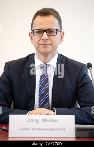 Potsdam, Deutschland. Februar 2020. Jörg Müller, neuer Leiter des Verfassungsschutzamtes in Brandenburg, vor einer Pressekonferenz im Innenministerium. Kredit: Soeren Stache / dpa-Zentralbild / ZB / dpa / Alamy Live News Stockfoto