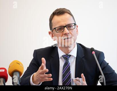 Potsdam, Deutschland. Februar 2020. Jörg Müller, neuer Leiter des Verfassungsschutzamtes in Brandenburg, spricht während einer Pressekonferenz im Innenministerium. Kredit: Soeren Stache / dpa-Zentralbild / ZB / dpa / Alamy Live News Stockfoto