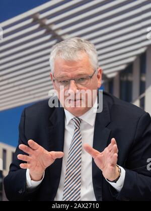 Potsdam, Deutschland. Februar 2020. Tillmann Stenger, Vorsitzender des Vorstandes der Investitationsbank des Landes Brandenburg (ILB), während der jährlichen Pressekonferenz der ILB. Kredit: Soeren Stache / dpa-Zentralbild / ZB / dpa / Alamy Live News Stockfoto