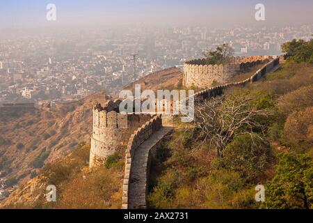 Indien, Rajasthan, Jaipur, Nahargarh Fort, Blick vom Dach hinunter zu Mauern und Bastionen Stockfoto