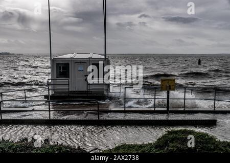 Southend, Essex, Großbritannien - 10. februar 2020: Sturm Ciara Bringt hohe Winde und raue Meere zu den Küstenlinien von Britains. Stockfoto