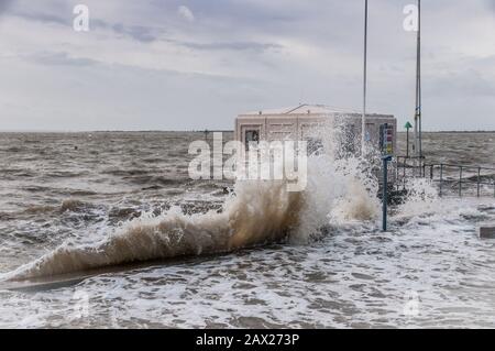 Southend, Essex, Großbritannien - 10. februar 2020: Sturm Ciara Bringt hohe Winde und raue Meere zu den Küstenlinien von Britains. Stockfoto