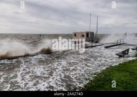 Southend, Essex, Großbritannien - 10. februar 2020: Sturm Ciara Bringt hohe Winde und raue Meere zu den Küstenlinien von Britains. Stockfoto