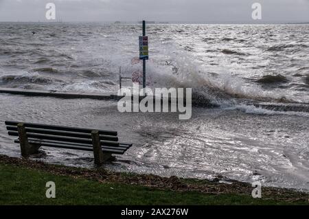 Southend, Essex, Großbritannien - 10. februar 2020: Sturm Ciara Bringt hohe Winde und raue Meere zu den Küstenlinien von Britains. Stockfoto