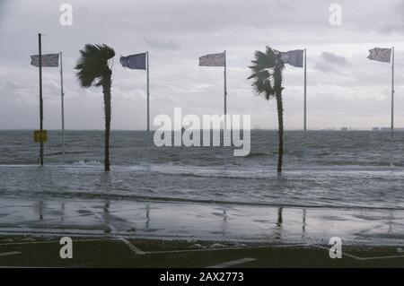 Southend, Essex, Großbritannien - 10. februar 2020: Sturm Ciara Bringt hohe Winde und raue Meere zu den Küstenlinien von Britains. Stockfoto