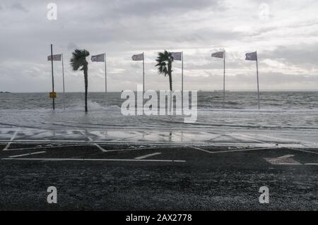 Southend, Essex, Großbritannien - 10. februar 2020: Sturm Ciara Bringt hohe Winde und raue Meere zu den Küstenlinien von Britains. Stockfoto