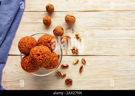 Hausgemachte Energiekugeln mit Walnüssen, Erdnuss, Honig und Banane. Vegane Vegetarische Roh-Snacks. Gesundes Süßes Essen. Kopierbereich. Flache Lage, Draufsicht. Stockfoto