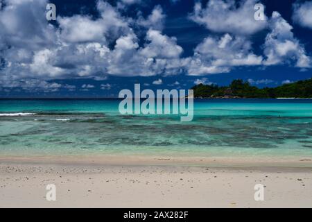 Takamaka Beach, Mahe Island, Seychellen - Meereswellen und Himmel.