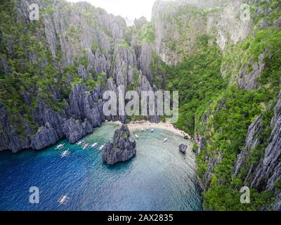 El Nido, Palawan, Philippinen, Luftbild von Booten und Karstlandschaft am Strand von Secret Lagoon. Stockfoto