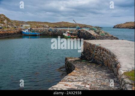 Fischerboot im Rodelhafen auf der Insel Harris Scotland Stockfoto