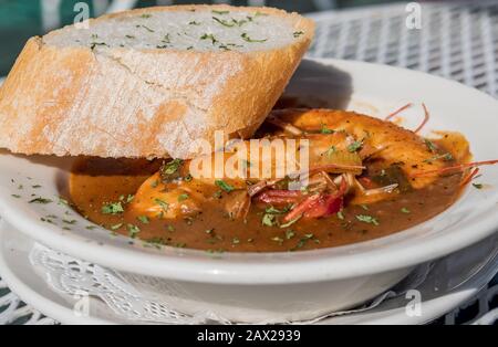 New Orleans Essen, grillen Sie Jumbo Garnelen in einer Schüssel mit französischem Brot. Stockfoto