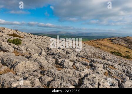 Das geneigte Kalksteinpflaster auf Farleton Fiel in Cumbria Stockfoto