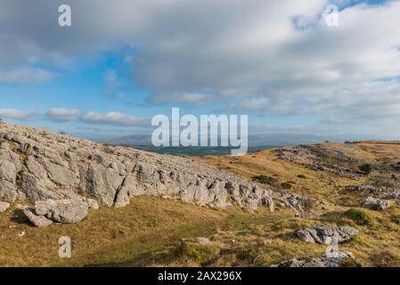 Das geneigte Kalksteinpflaster auf Farleton Fiel in Cumbria Stockfoto