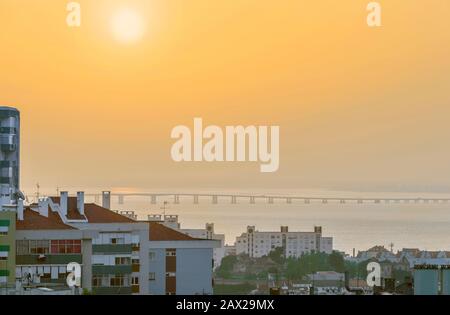 Luftaufnahme der Lisboa und Vasco da Gama Brücke bei Sonnenuntergang Stockfoto