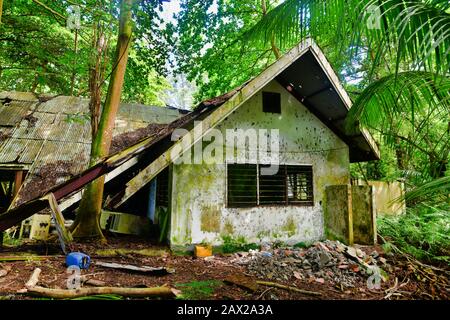 Mahe Island Seychellen - 10. November 2019: Altes Haus im Dschungel verlassen. Stockfoto