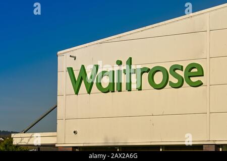 Cardiff, WALES - JANUAR 2020: Nahaufnahme der Schilder an einer Filiale einer Waitrose-Supermarktkette in Cardiff. Sie ist Teil der John Lewis Partnership Stockfoto