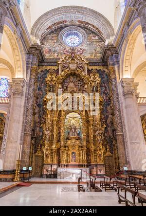 Fein dekorierter Flügelaltar in der Divino Salvador Kirche in Sevilla. Andalusien, Spanien. Stockfoto