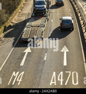 TAFFS WELL, IN DER NÄHE VON CARDIFF, WALES - JUNI 2018: Luftbild des Verkehrs und der Fahrspurmarkierungen auf der A470-Trunkstraße bei Taffs Gut in Richtung Cardiff. Stockfoto