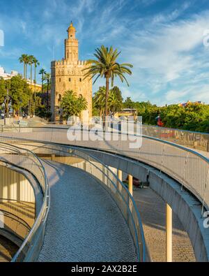 Malerische Anblick in Sevilla mit den berühmten Torre del Oro und den Guadalquivir Fluss. Andalusien, Spanien. Stockfoto