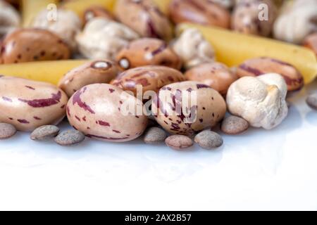 Gesunder Lebensmittelhintergrund isoliert auf Weiß Stockfoto