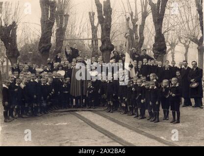 1923 Ca, Torino, ITALIEN: Umberto di SAVOIA Fürst von Piemonte (* 1904/1983 in Rom), später König von Italien UMBERTO II., Sohn des Königs von Italien VITTORIO EMANUELE III. Und der Königin ELENA ( del Montenegro ), bei einem Besuch in einer Scuola Elementare in Torino. Foto von S. Ottolenghi Torino - ITALIEN - CASA SAVOIA - REALI - nobiltà ITALIANA - SAVOYEN - ADEL - KÖNIGTUM - GESCHICHTE - FOTO STORICHE - Königtum - nobili - nobiltà - principe reale - Porträt - Ritratto - Scuola - SCHULE - Scolaresca - Bambino - Bambini - Kinder - Kind - FASCHISMUS - FASCHISMUS - FASCISTA - FASCHIST - INFANZIA - KINDHEIT - MIL Stockfoto