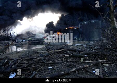 Verwüstungen um Das Öllager Buncefield nach einer großen Explosion und einem Brand am 11. Dezember 2005.Das Öllagerterminal Hertfordshire in der Nähe von Hemel Hempstead in Hertfordshire war das fünftgrößte Treibstofflager in Großbritannien. Stockfoto