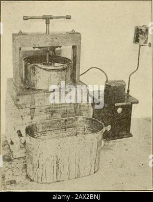 Verbeugungen in der Bienenkultur . Abb. 4.-EIN großes Stück Stout Burlap ist für das halten des geschmolzenen Kamms themateral. Gastgeber GLBAJJINGS IN DER BIENENKULTUR. Abb. 5.-Druck Ausüben. Das Wachsrisesto oben im Wasser. So viel Zeit kann für die Pressung nach Wunsch gegeben werden - keine Gefahr des Abkühlens, wegen des Dampfstrahls. Rührt, bis der Inhalt des Kessels auf eine dampfende, matschige Masse reduziert wird. Theremust sei keine Klumpen oder harten Brocken. Wenn der Inhalt des ersten Kessels zum Pressen bereit ist und der Dampf aus dem Rohr im Boden des Presskoffers zu lösen beginnt, ziehen Sie die Dose am Pl nach vorn Stockfoto