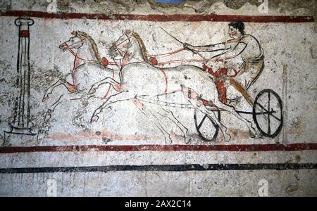 Mann auf einem Zweipferdwagen im Rennen. Lukanisches Freskengrabmal (350-330 v. Chr.). Grab 53, Südplatte, Detail. Archäologisches Museum Paestum. Stockfoto