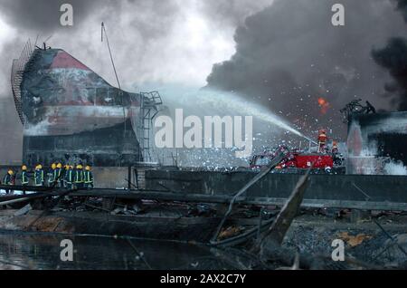 Verwüstungen um Das Öllager Buncefield nach einer großen Explosion und einem Brand am 11. Dezember 2005.Das Öllagerterminal Hertfordshire in der Nähe von Hemel Hempstead in Hertfordshire war das fünftgrößte Treibstofflager in Großbritannien. Stockfoto