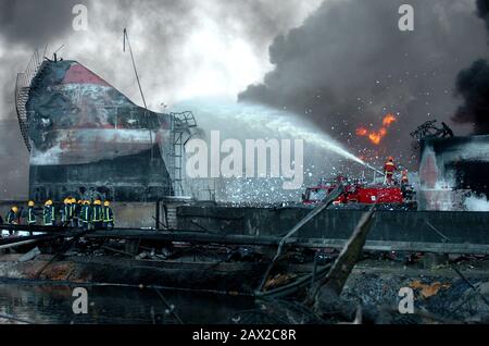 Verwüstungen um Das Öllager Buncefield nach einer großen Explosion und einem Brand am 11. Dezember 2005.Das Öllagerterminal Hertfordshire in der Nähe von Hemel Hempstead in Hertfordshire war das fünftgrößte Treibstofflager in Großbritannien. Stockfoto