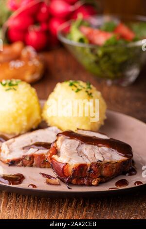 Bayerischer Schweinebraten mit Kartoffelklößen Stockfoto