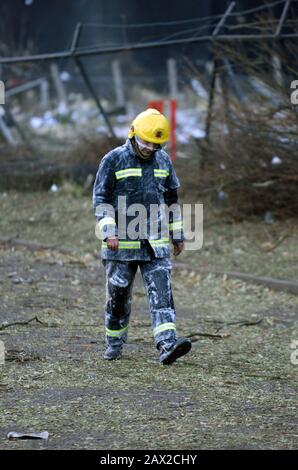 Verwüstungen um Das Öllager Buncefield nach einer großen Explosion und einem Brand am 11. Dezember 2005.Das Öllagerterminal Hertfordshire in der Nähe von Hemel Hempstead in Hertfordshire war das fünftgrößte Treibstofflager in Großbritannien. Stockfoto