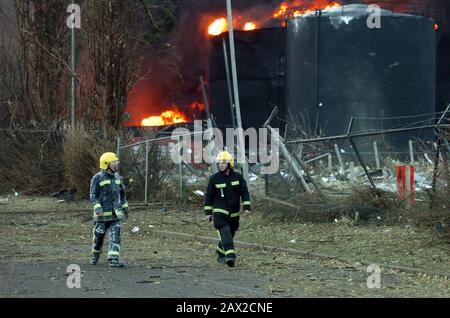 Verwüstungen um Das Öllager Buncefield nach einer großen Explosion und einem Brand am 11. Dezember 2005.Das Öllagerterminal Hertfordshire in der Nähe von Hemel Hempstead in Hertfordshire war das fünftgrößte Treibstofflager in Großbritannien. Stockfoto