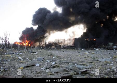 Verwüstungen um Das Öllager Buncefield nach einer großen Explosion und einem Brand am 11. Dezember 2005.Das Öllagerterminal Hertfordshire in der Nähe von Hemel Hempstead in Hertfordshire war das fünftgrößte Treibstofflager in Großbritannien. Stockfoto