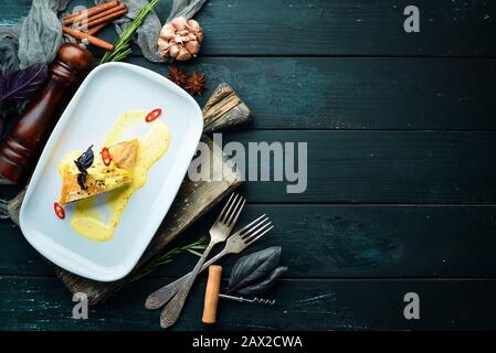 Gebackener Lachs mit Spinat im Teig. In der Platte. Draufsicht. Freier Speicherplatz für Ihren Text. Stockfoto