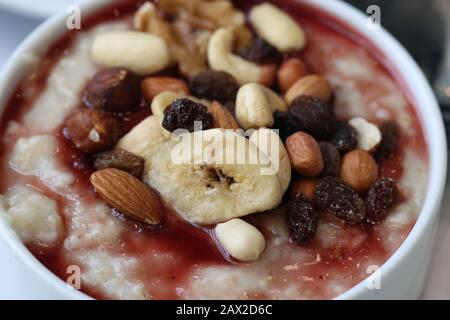 Köstliches und gesundes Frühstück in Ikea in Kuopio, Finnland, Juli 2019. Auf diesem Foto gibt es Haferbrei/Haferbrei mit Nüssen, Rosinen und getrockneten Früchten. Stockfoto