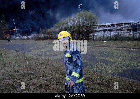 Verwüstungen um Das Öllager Buncefield nach einer großen Explosion und einem Brand am 11. Dezember 2005.Das Öllagerterminal Hertfordshire in der Nähe von Hemel Hempstead in Hertfordshire war das fünftgrößte Treibstofflager in Großbritannien. Stockfoto