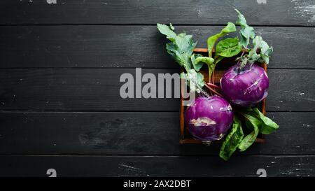 Violetter Kohlrabiakohl. Auf schwarzem Hintergrund. Draufsicht. Freier Speicherplatz für Ihren Text. Stockfoto