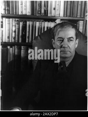 1933, USA: Der amerikanische Schriftsteller SHERWOOD ANDERSON (* zwischen 1876 und 1941 ), Foto von Carl Van Vechten . Sein beständiges Werk ist die Kurzgeschichtenfolge ' Winesburg , Ohio '( 194 ). Zu den Autoren, die er beeinflusst hat, gehören Ernest Hemingway , William Faulkner , John Steinbeck , J. D. Salinger . Und Amos Oz - SCRITTORE - LETTERATURA - LITERATUR - Letterato - Ritratto - Porträt - Camicia - Hemd - Krawatte - Cravatta - Bibliothek - Bücher - libri - libro ------ NICHT FÜR WERBEZWECKE ------- NICHT PRO USO PUBBLICITARIO -------- NICHT FÜR GADGETS --------- ARCHIVIO GBB Stockfoto