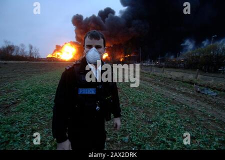 Verwüstungen um Das Öllager Buncefield nach einer großen Explosion und einem Brand am 11. Dezember 2005.Das Öllagerterminal Hertfordshire in der Nähe von Hemel Hempstead in Hertfordshire war das fünftgrößte Treibstofflager in Großbritannien. Stockfoto