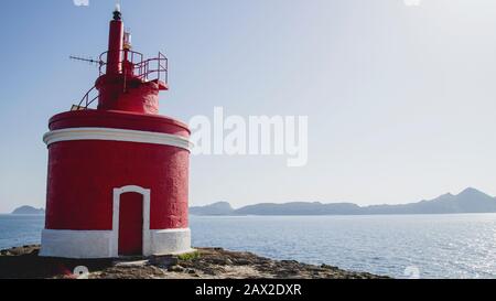 Alter Leuchtturm in Punta Robaleira, Cabo Home, Galicien, Spanien. Stockfoto