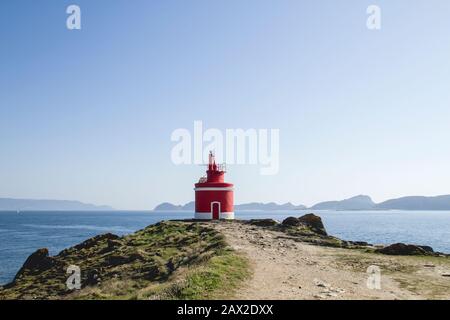 Alter Leuchtturm in Punta Robaleira, Cabo Home, Galicien, Spanien. Stockfoto