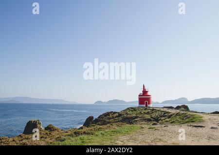 Alter Leuchtturm in Punta Robaleira, Cabo Home, Galicien, Spanien. Stockfoto