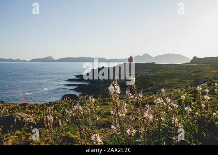 Alter Leuchtturm in Punta Robaleira, Cabo Home, Galicien, Spanien. Stockfoto