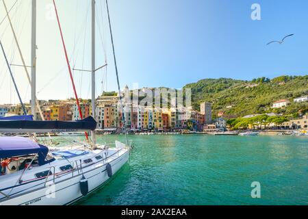 Ein Segelboot Segeln in den Hafen von der bunten Dorf Porto Venere an der ligurischen Küste Italiens in La Spezia Stockfoto