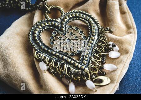 Anhänger im Ethno-Boho-Stil mit weißen Perlen Stockfoto